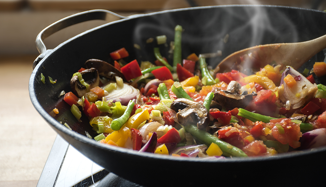 steaming mixed vegetables in the wok