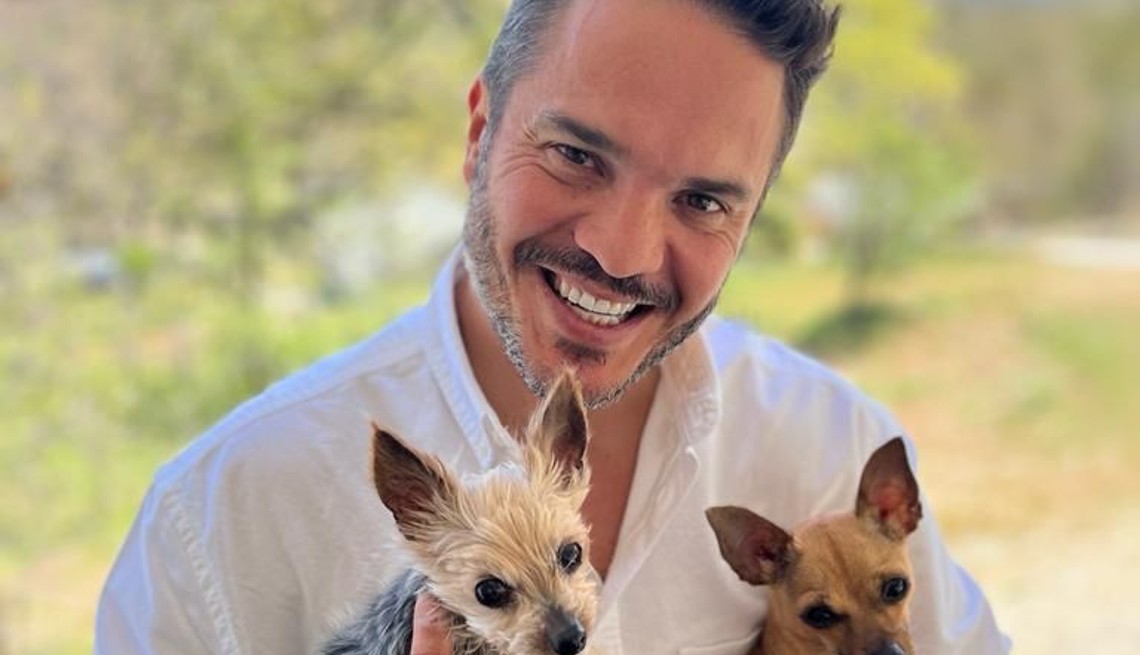 Kuno Becker sostiene a dos perritos.