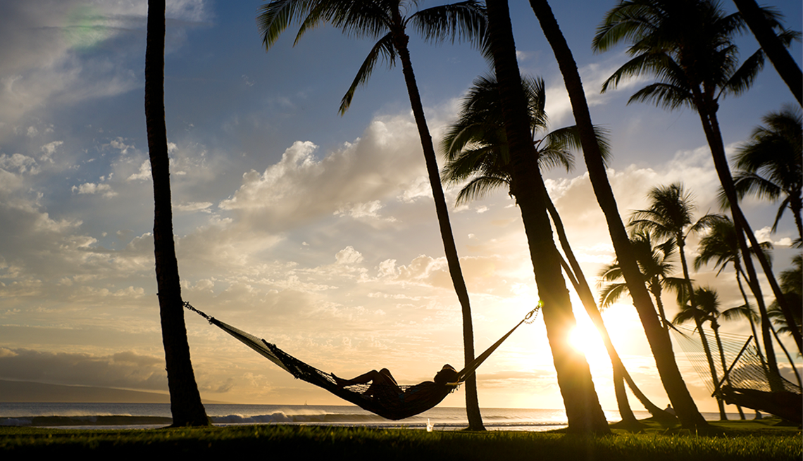 Persona en una hamaca al atardecer