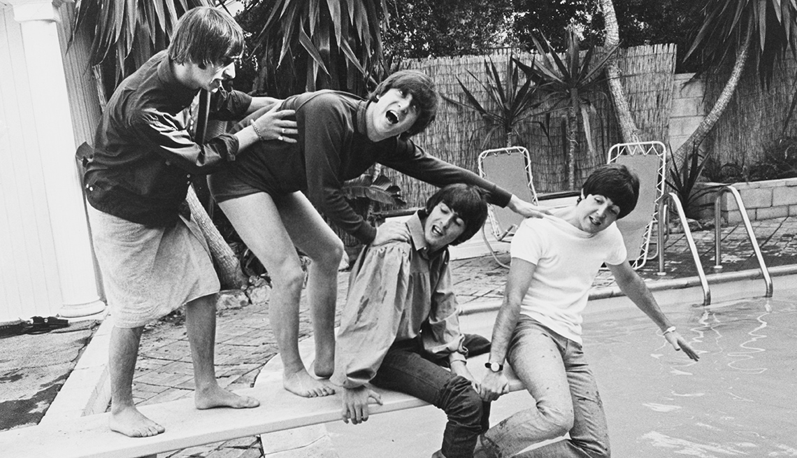 Los Beatles en una piscina.
