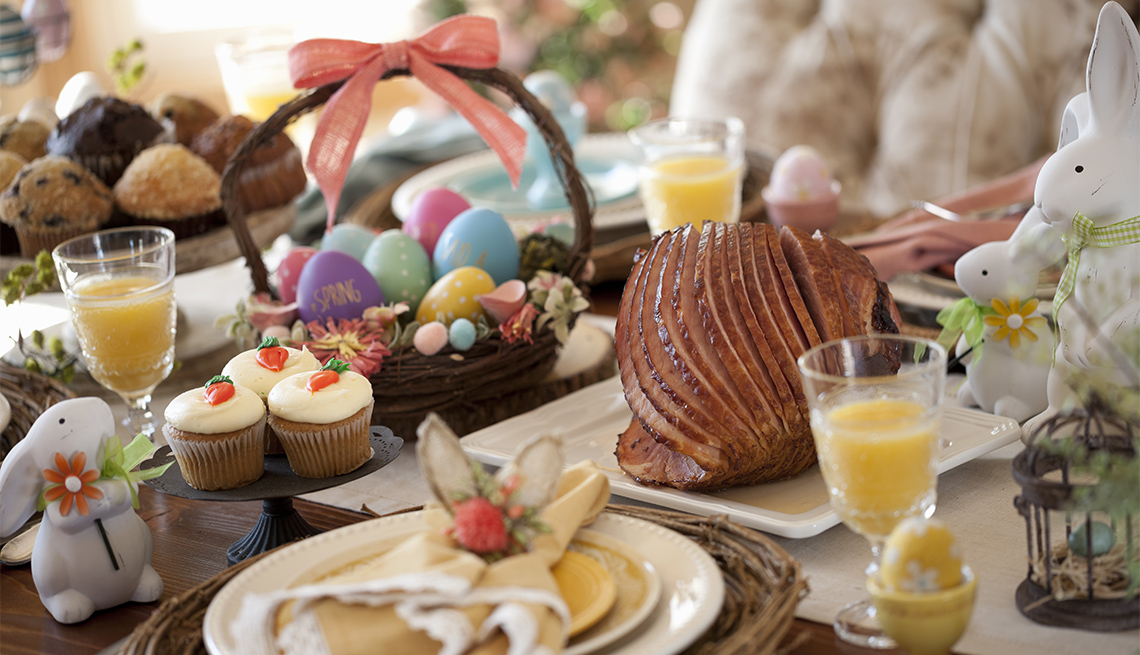 Platos de brunch de Pascua en una mesa decorada