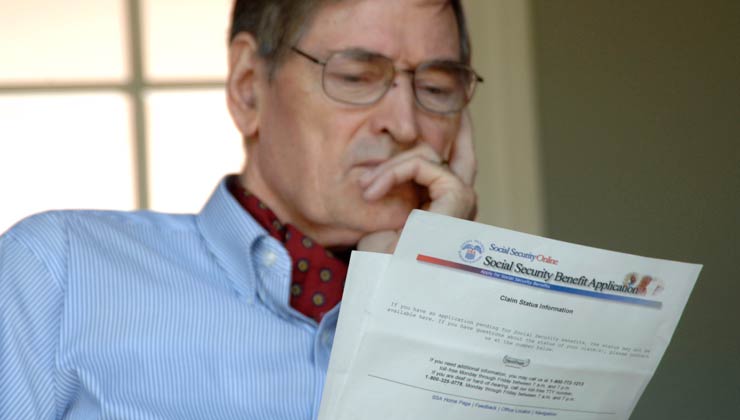 Hombre mayor leyendo los beneficios del Seguro Social