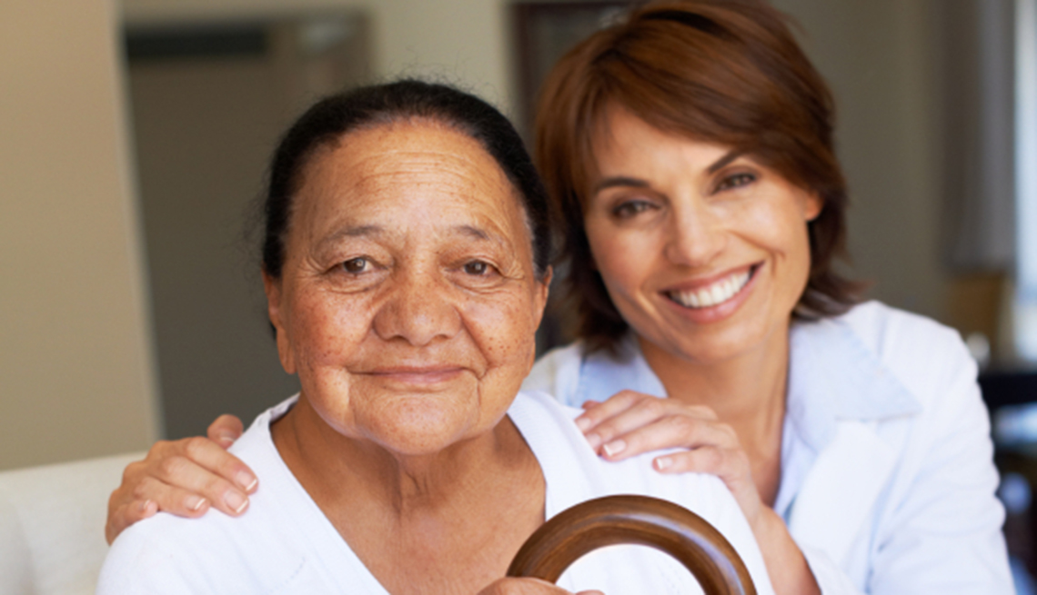 Estás preparado para enfrentar el futuro - Mujer mayor y su doctora sonríen