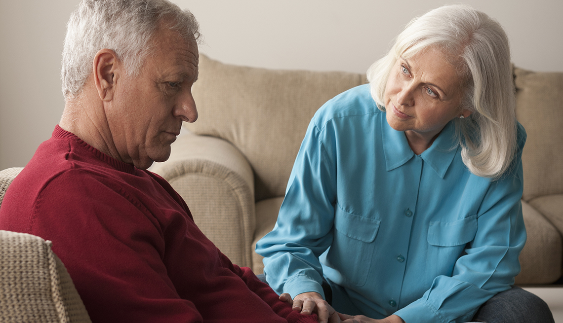Mujer intentando animar a un hombre con depresión