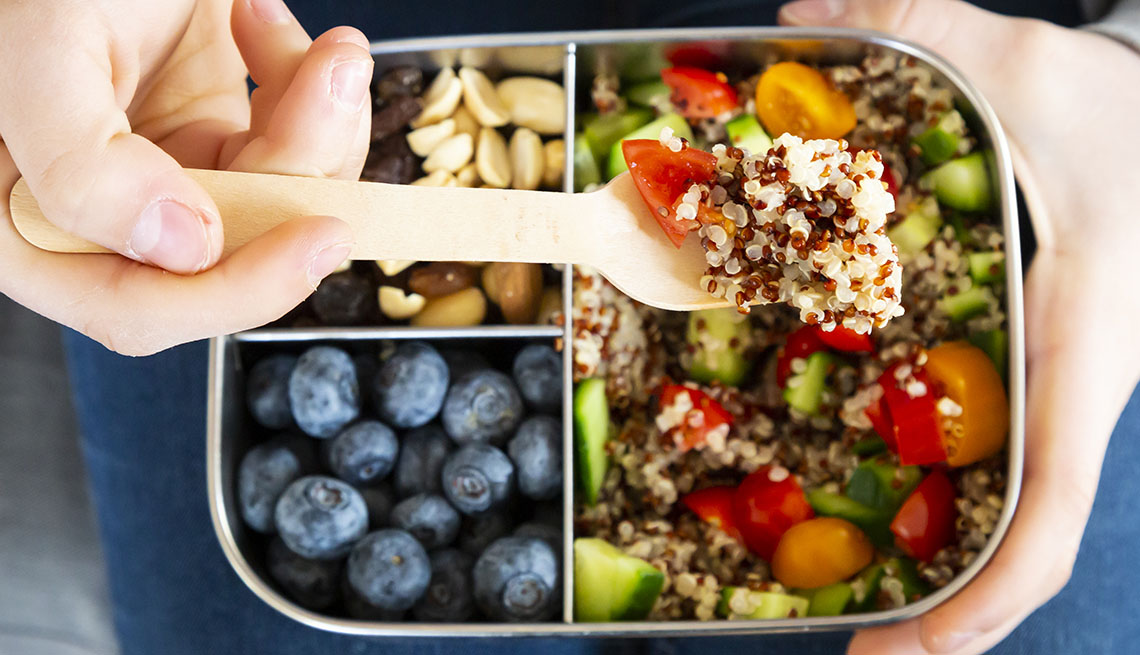 Lonchera con ensalada de quinoa con tomate y pepino, arándanos y frutos secos