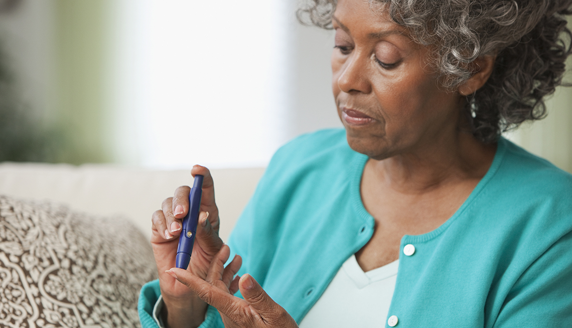 Una mujer midiendo el azúcar en su sangre
