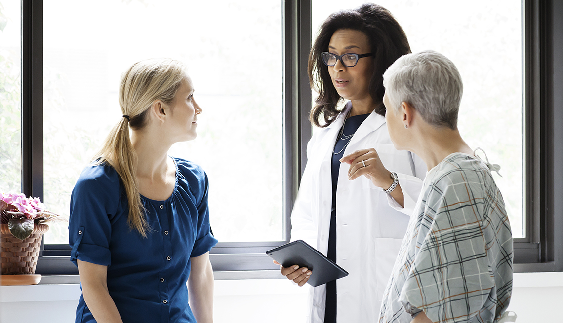 Hija adulta acompaña a su madre a una cita al médico