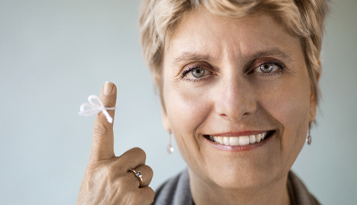 Mujer con un cordón atado al dedo