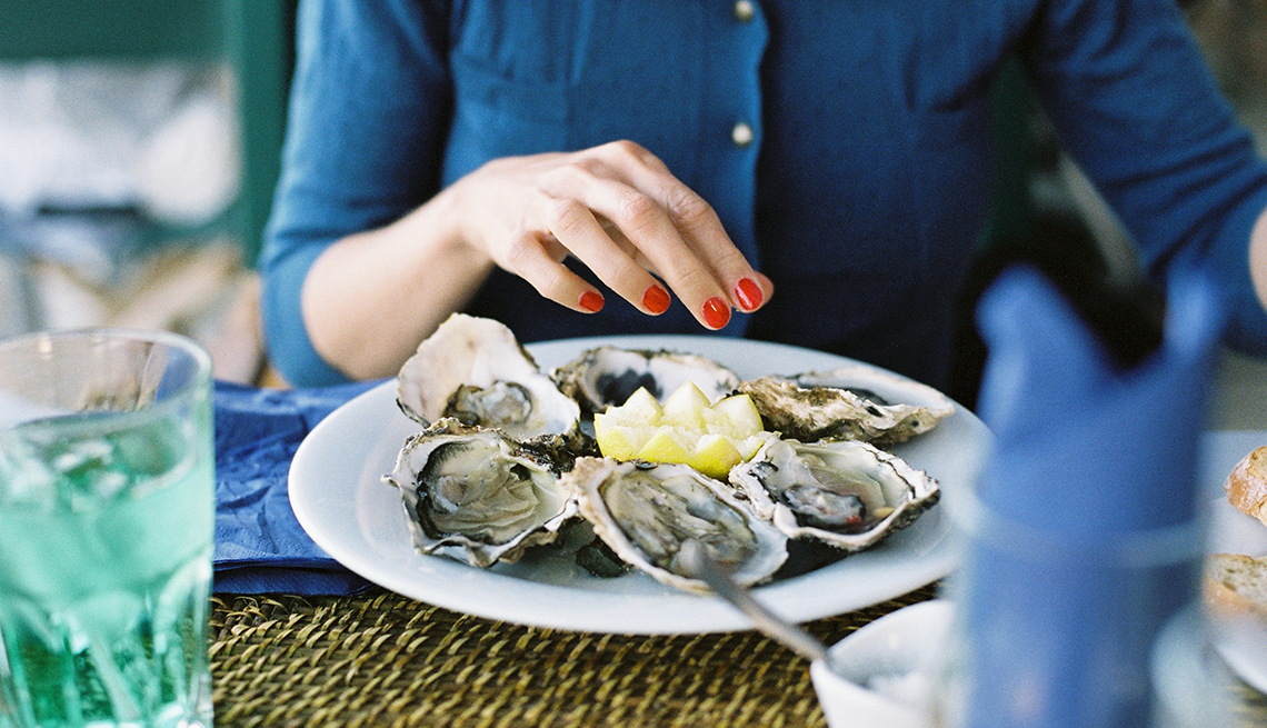 Mujer comiendo ostras