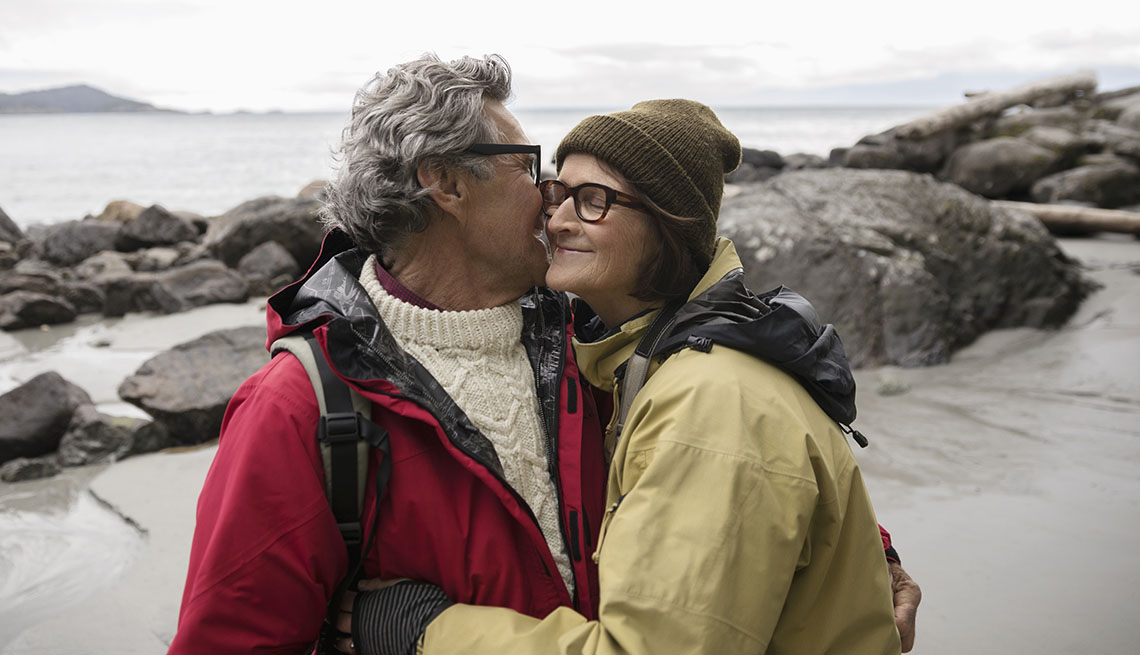 Pareja se abraza y se besa