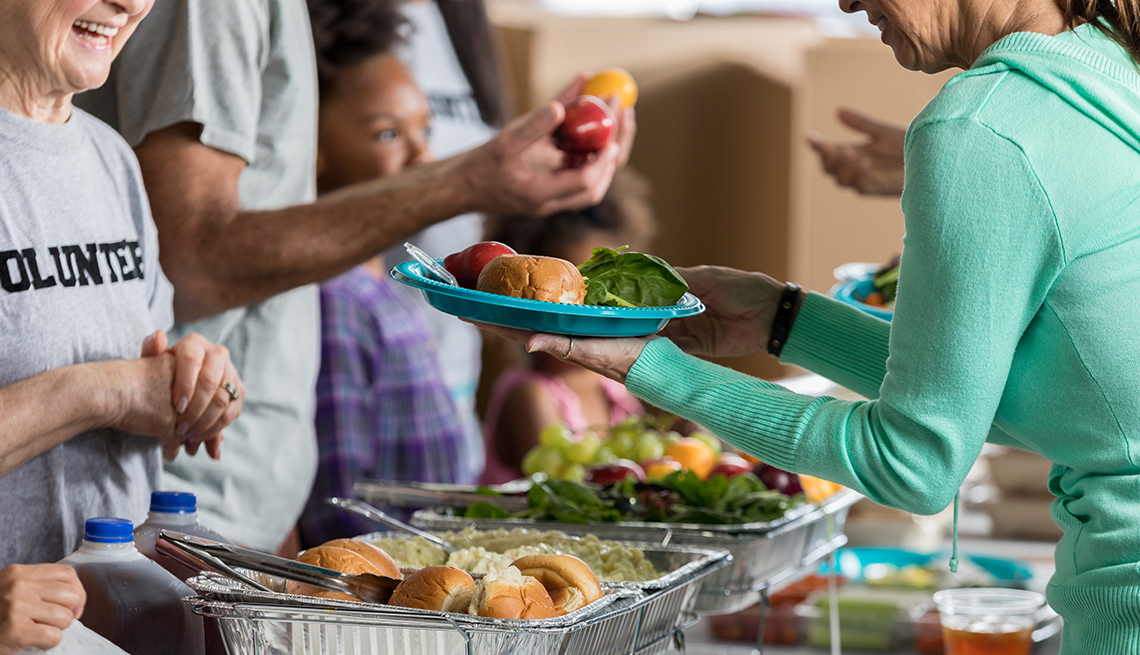 Voluntarios reparten comida a los más necesitados