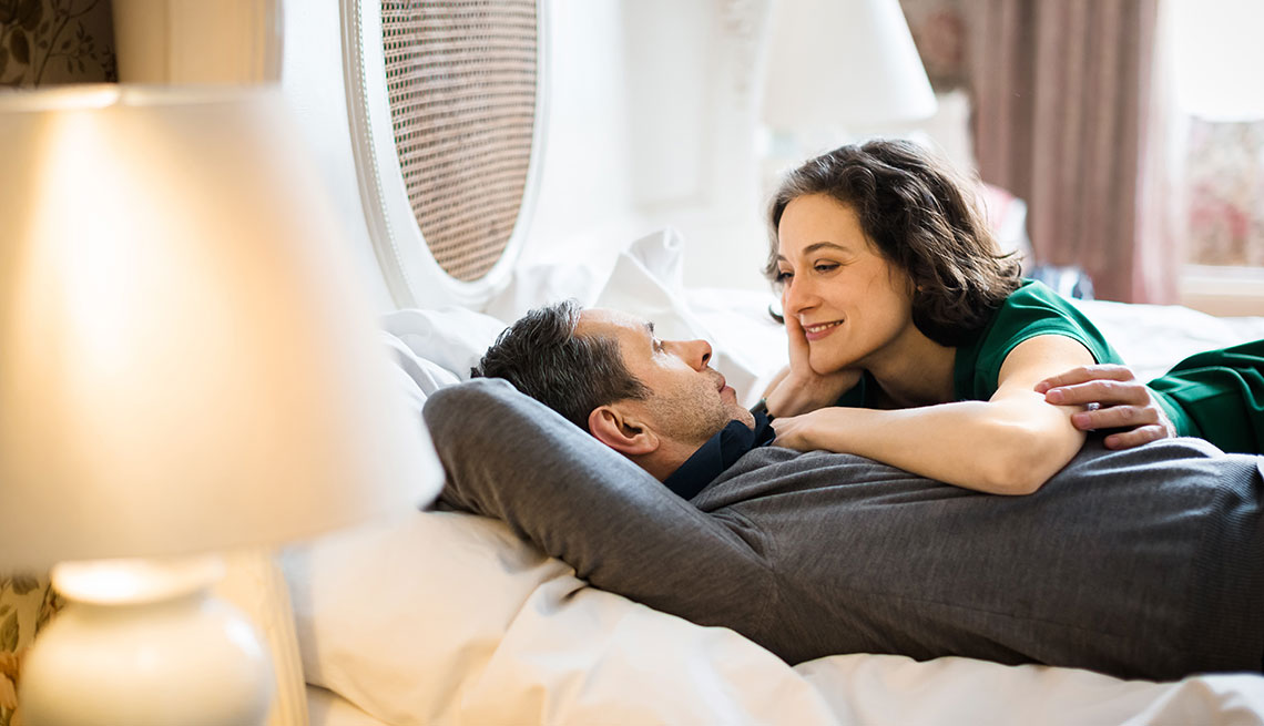 Pareja recostada en una cama