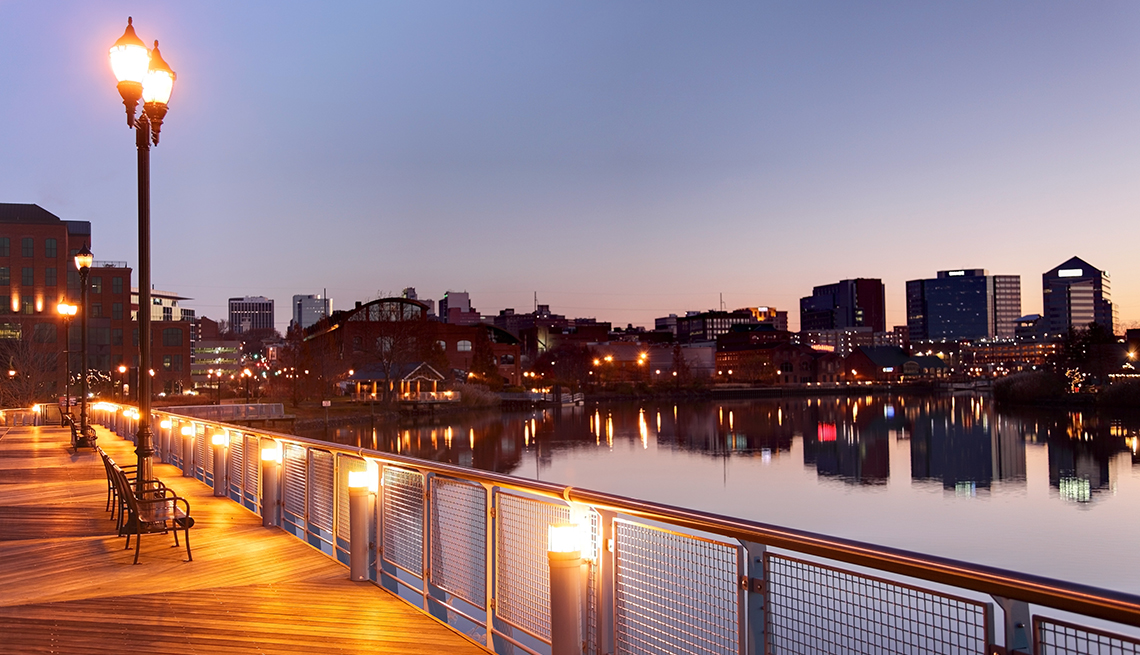 Vista panorámica nocturna desde un muelle sobre el río Delaware