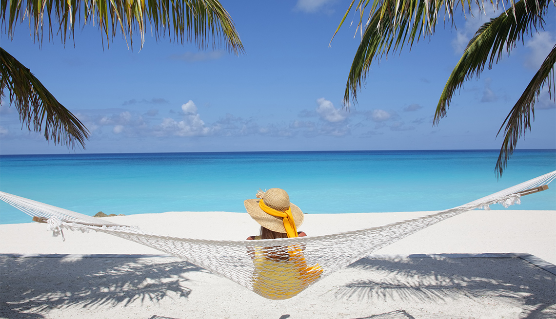 Mujer descansa en una hamaca