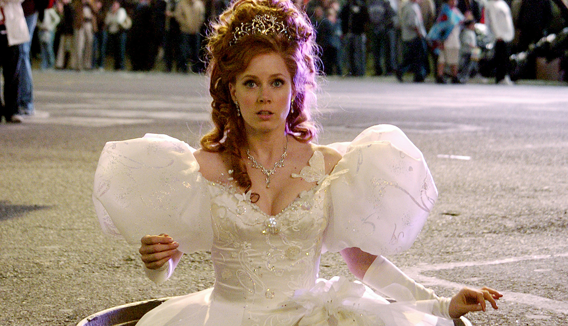 Amy Adams sale de una alcantarilla en la película Enchanted